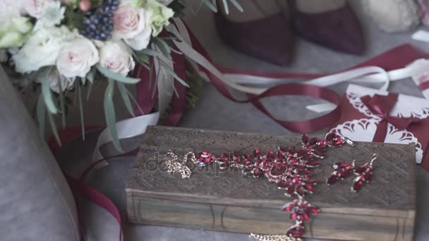 Bruiloft-Bouquet van rozen en pioenrozen tussen Logs hout Close-Up. Boeket van de bruid — Stockvideo