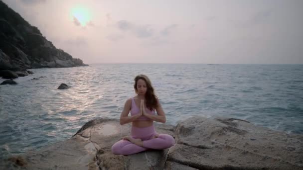 Schwangere Übt Yoga Steht Vrksasana Position Strand Auf Den Felsen — Stockvideo