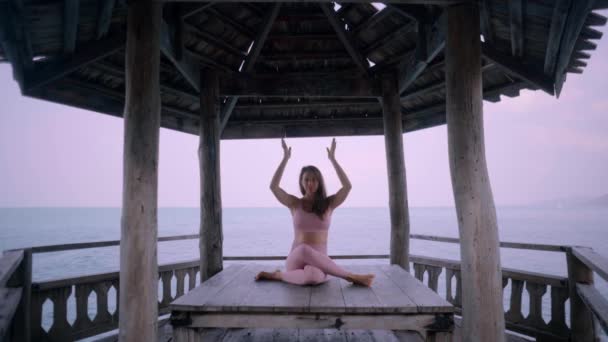 Zwangere Vrouw Beoefent Yoga Staande Vrksasana Positie Het Strand Rotsen — Stockvideo