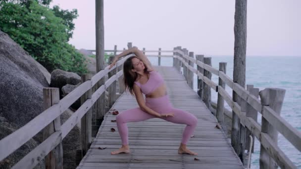 Těhotná Žena Cvičí Jógu Stojí Vrksasana Pozici Pláži Skalách Ruce — Stock video