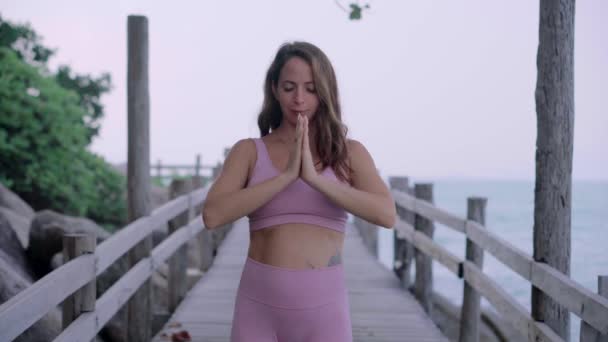 Zwangere Vrouw Beoefent Yoga Staande Vrksasana Positie Het Strand Rotsen — Stockvideo