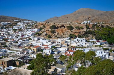 Hill ve Yunanistan Rodos Adası mavi gökyüzü altında beyaz Lindos şehir görünümünü evler