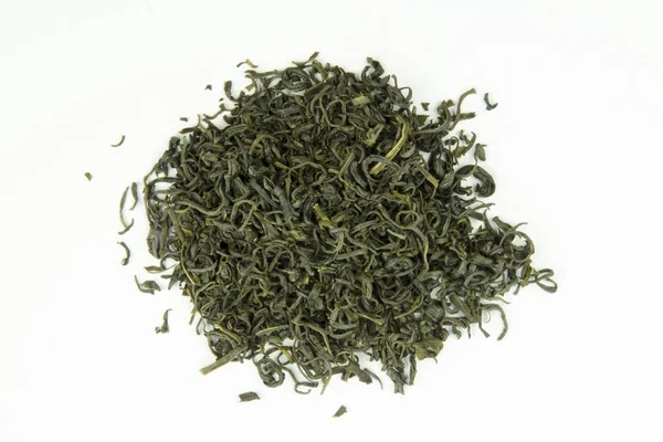 Stillleben mit Nahsicht auf grüne Teeblätter isoliert auf weißem Hintergrund — Stockfoto