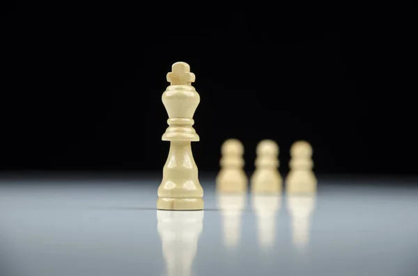 Detail pohledu krále bílých šachy s bílými figurkami na pozadí na bílém pozadí s odleskem — Stock fotografie