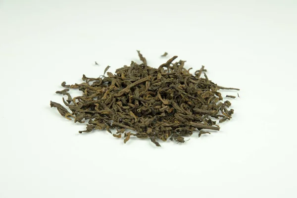Close-up beeld van gefermenteerde thee bladeren geïsoleerd op witte achtergrond — Stockfoto