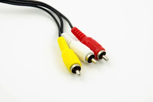 Vue détaillée des connecteurs cinch sur audio et vidéo avec câble noir sur fond blanc — Photo