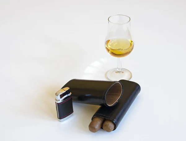 Szklankę whisky i cygara dwa, skórzany, czarny, zapalniczka, na białym tle — Zdjęcie stockowe