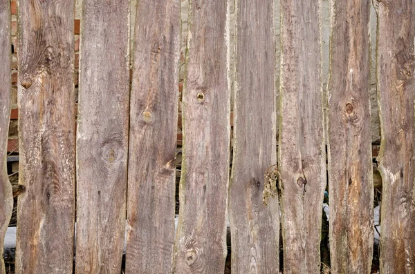 Close-up view of an old wooden fence with gaps — Stock Photo, Image
