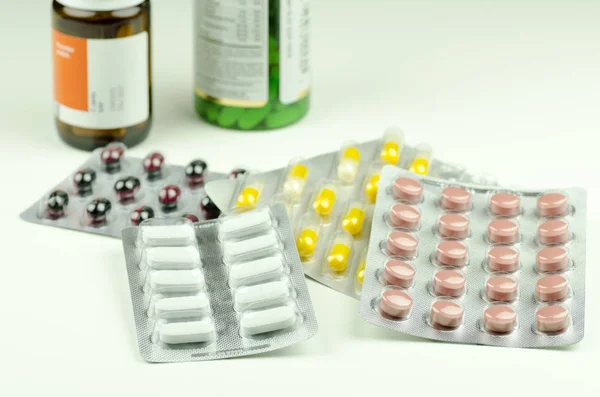 Bliska kolorowe pigułki różne leki i witaminy — Zdjęcie stockowe