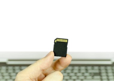 Siyah bir Sd bellek kartı tutan bir el görünümünü yakın çekim