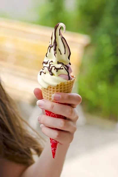 Vista da vicino del gelato con toping al cioccolato in cialda con sfondo sfocato — Foto Stock