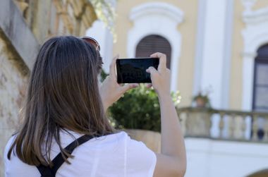 Dikiz genç bir kadın bir eski bina doğa ile arka plan bulanık fotoğraf çekimi