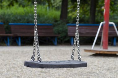 bir çocuk salıncak bir oyun üzerinde demir zincirlerle resmini