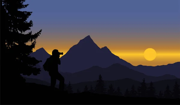 Uma vista de uma paisagem de montanha panorâmica com floresta e árvores, homem de pé andando sol nascente no céu azul - vetor com espaço para texto —  Vetores de Stock