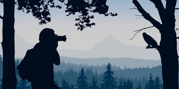 Προβολή από έναν άνδρα, λαμβάνοντας ένα πουλί κάθεται σε ένα δέντρο με ένα ορεινό τοπίο με δάση στο φόντο κάτω από ένα συννεφιασμένο ουρανό μπλε-γκρι - διάνυσμα — Διανυσματικό Αρχείο
