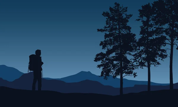 Ilustração vetorial realista de uma paisagem montanhosa noturna com árvores e turista de pé com uma mochila, com espaço para texto —  Vetores de Stock