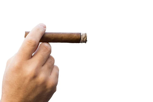 Détail de la main d'un fumeur tenant un cigare en feu, isolé sur un fond blanc — Photo