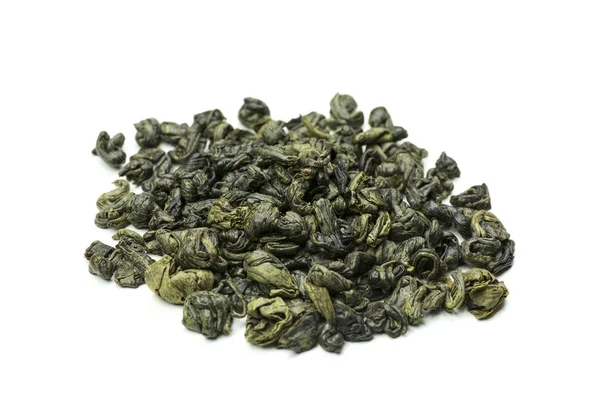 Een stapel van warmgewalste groene theebladeren op een witte achtergrond — Stockfoto