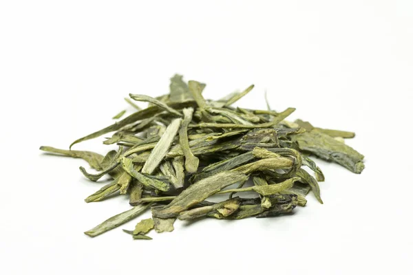 Una pila de hojas de té verde con puntas sobre un fondo blanco —  Fotos de Stock