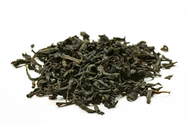 Haufen Blätter Earl Grau Schwarzer Tee auf weißem Hintergrund — Stockfoto