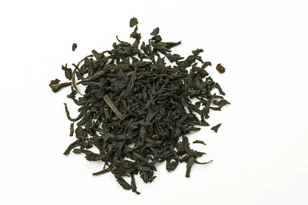 Stapel bladeren Earl Gray zwarte thee op witte achtergrond — Stockfoto
