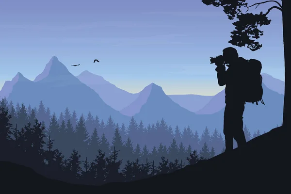 Турист фотографирует летающую птицу в горном ландшафте с лесом под утренним небом с рассветом и облаками - вектор — стоковый вектор