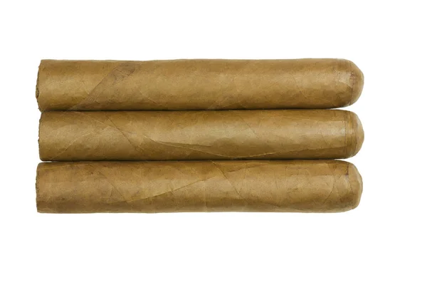 Beyaz arka plan üzerinde izole tütün yaprakları üzerinden üç Küba lüks puro kümesi haddelenmiş — Stok fotoğraf