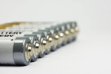 AA pil beyaz arka plan üzerinde yalan