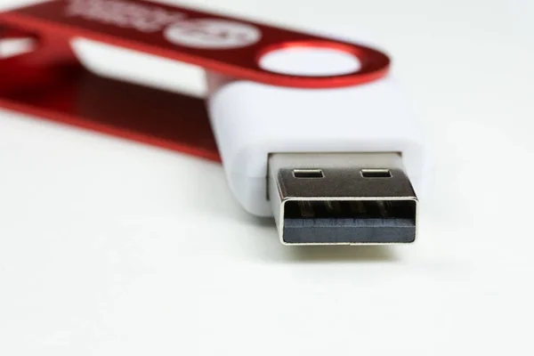 Vista de perto de um conector USB Flash Drive branco com tampa vermelha — Fotografia de Stock