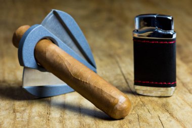 Puro çakmak ve bir kesici ile