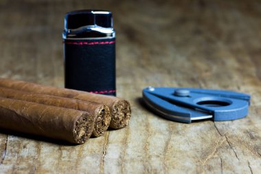 Üç Küba puro çakmak ve eski ahşap tahta masa bir kesici ile