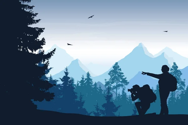 Vektorillustration der Berglandschaft mit Wald und zwei Touristen mit Kamera, unter blauem Himmel mit Wolken und fliegenden Vögeln — Stockvektor