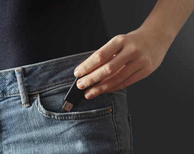 Genç kadın USB birden parlamak götürmek bir cep içine iterek
