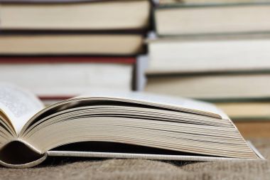 İçinde belgili tanımlık geçmiş bulanık kitapları ile açık bir kitap