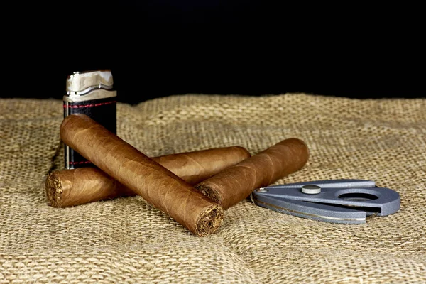 Kubanska cigarrer med en fräs och en tändare på svart bakgrund — Stockfoto