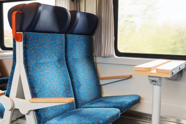 İki mavi koltuk ve bir masa ile elektrikli bir çekmece bir hızlı hareket eden iç Çek Cumhuriyeti, Europe tren
