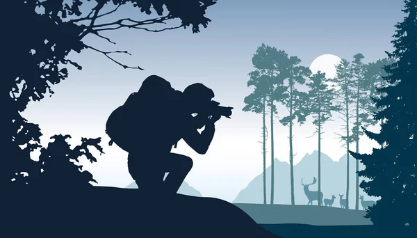 一个带着背包的游客在森林里拍摄一大群鹿, 背景中有山脉, 灰色的天空下有太阳矢量。 — 图库矢量图片