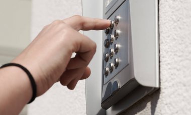 Düğmeleri tutarak el ile bina kapı sayısal kodlama aygıtta