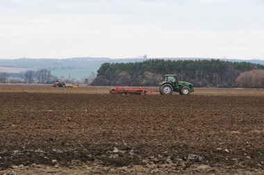 İki Traktörler yakınındaki South Moravia, Çek Cumhuriyeti - Avrupa'nın bir ormanda pulluk