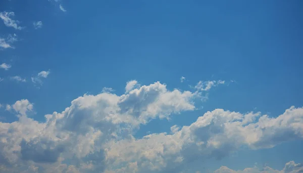 Blauer Frühlings- oder Sommerhimmel mit weißen Wolken - Hintergrund oder Tapete mit Platz für Ihren Text — Stockfoto