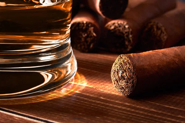 Natura morta con bicchiere di whisky o rum, sigaro su vecchio boa di legno — Foto Stock