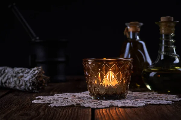 Bodegón Esotérico Con Vela Encendida Frascos Verdes Con Gotas Medicina — Foto de Stock