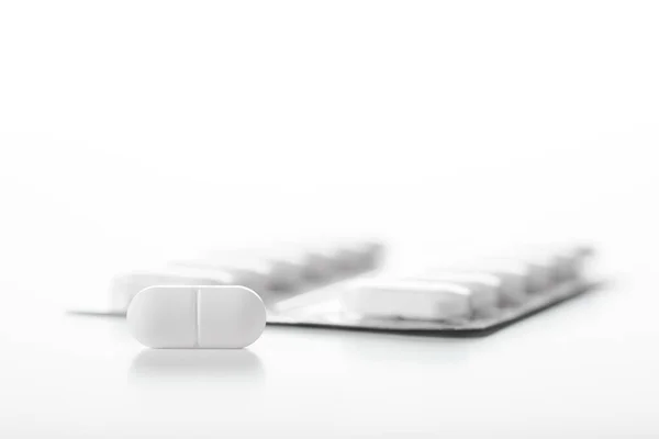 Widok Owalnej Tabletki Lub Tabletki Przeciwbólowej Blistrem Nieostrym Izolacja Białym — Zdjęcie stockowe