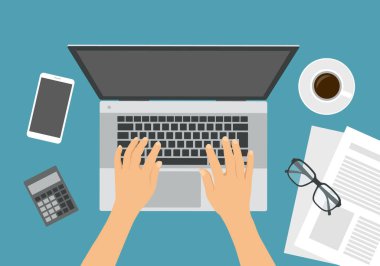 Ofis masasının düz tasarım çizimi ve gümüş dizüstü bilgisayar klavyesinde el yazısı. Cep telefonu, bardaklar ve bir fincan kahve. Metin için boşluk, mavi arkaplanda izole edilmiş - vektör