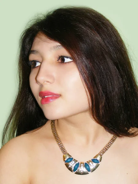 Krásná dívka s náhrdelníkem — Stock fotografie