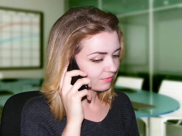 Menina falando ao telefone — Fotografia de Stock