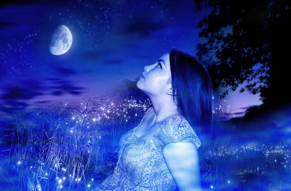 Chica en fondo noche cielo — Foto de Stock
