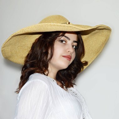 esmer saman şapkalı portresi