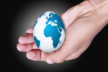 Paskalya el yumurta / Paskalya yortusu yumurta çizim gezegenin kartı ile arazi kişinin elinde