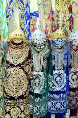 Geleneksel ulusal gelinlik mankenler üzerinde Özbekistan gelinliği